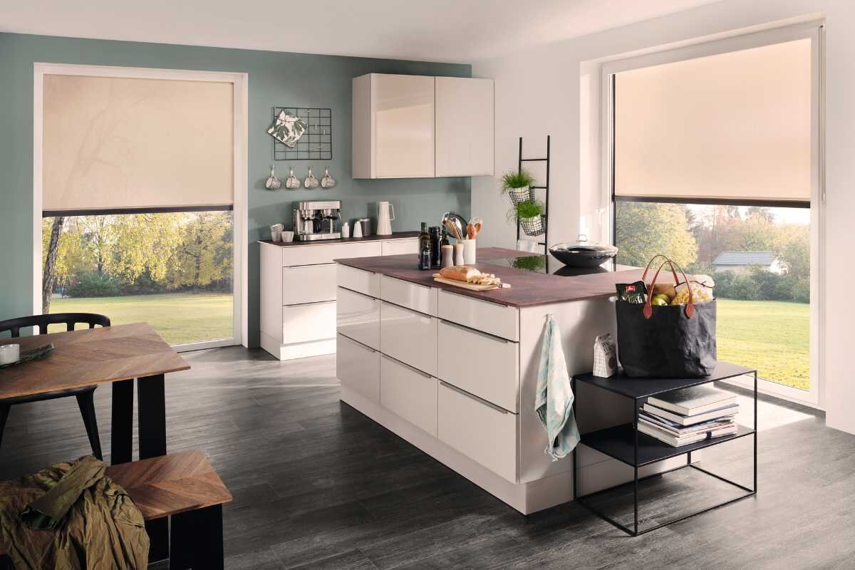 Moderne Küche mit Insel und großen Fenstern